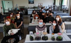Les élèves en première prenant part à l'un de leurs cours de biologie.
