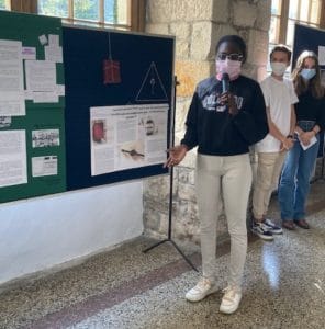 Les élèves en terminale (DP2) présentent leur exposé dans le cadre de la Théorie de la connaissance.